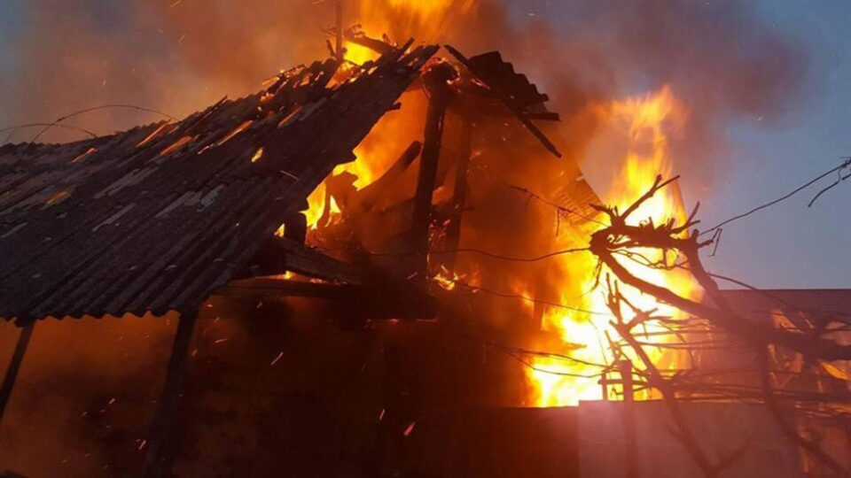 Incendiu provocat de un bărbat, după ce amenințase că va da foc la casă