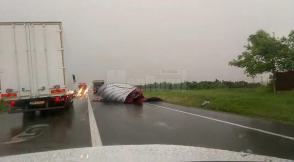 Întregul acoperiș din lemn cu tablă a fost luat pe sus de vântul puternic și trântit în plină stradă, blocând drumul național 17, care leagă Suceava de Gura Humorului