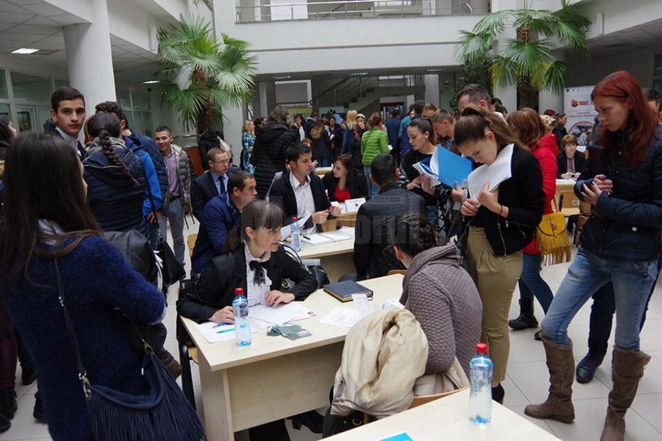 Absolvenții promoției 2017, încurajați să se angajeze