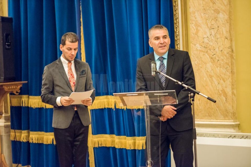 Adrian Popoiu, primarul orașului Siret - dreapta, alături de jurnalistul de televiziune Marius Constantinescu