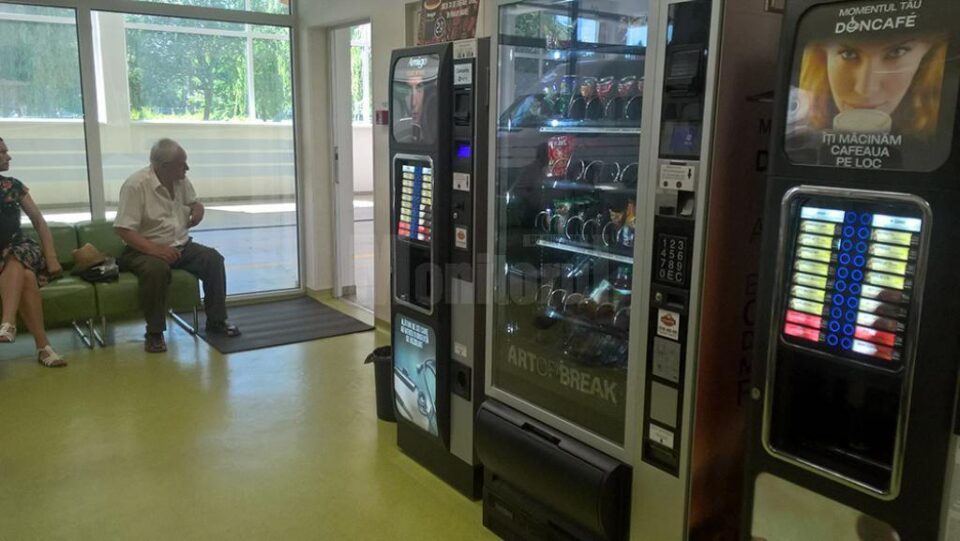 Pacienții au la dispoziție și apă îmbuteliată, dar contra cost, la automat