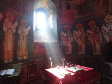 Razele proiectate de soare în Biserica Pătrăuți reconstituie drumul de la Nașterea la Învierea lui Iisus