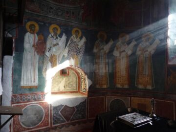 Razele proiectate de soare în Biserica Pătrăuți reconstituie drumul de la Nașterea la Învierea lui Iisus