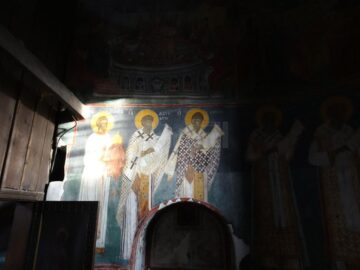 Razele proiectate de soare în Biserica Pătrăuți reconstituie drumul de la Nașterea la Învierea lui Iisus