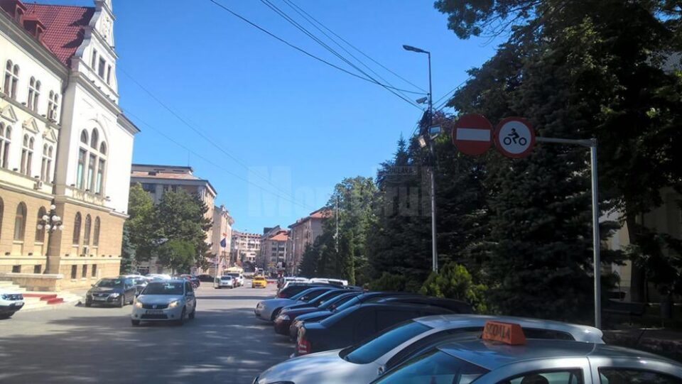 Motocicliștii au accesul interzis pe esplanada pietonală din fața Palatului Administrativ din municipiul Suceava