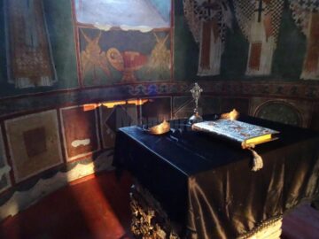Razele proiectate de soare în Biserica Pătrăuți reconstituie drumul de la Nașterea la Învierea lui Iisus