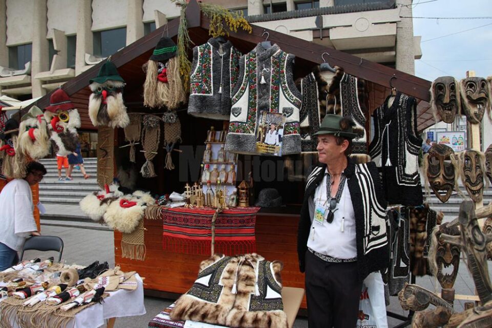 Bundițe cu blană de dihor, „bătute” cu mii de mărgele colorate, vândute cu peste 1.000 de euro