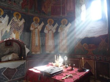 Pe 24 iunie 2017, de Sânziene, raza luminează latura de nord a Sfintei Mese, unde se citește Evanghelia Învierii