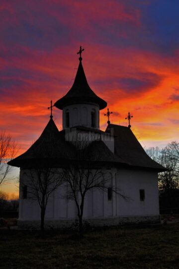 Razele proiectate de soare în Biserica Pătrăuți reconstituie drumul de la Nașterea la Învierea lui Iisus