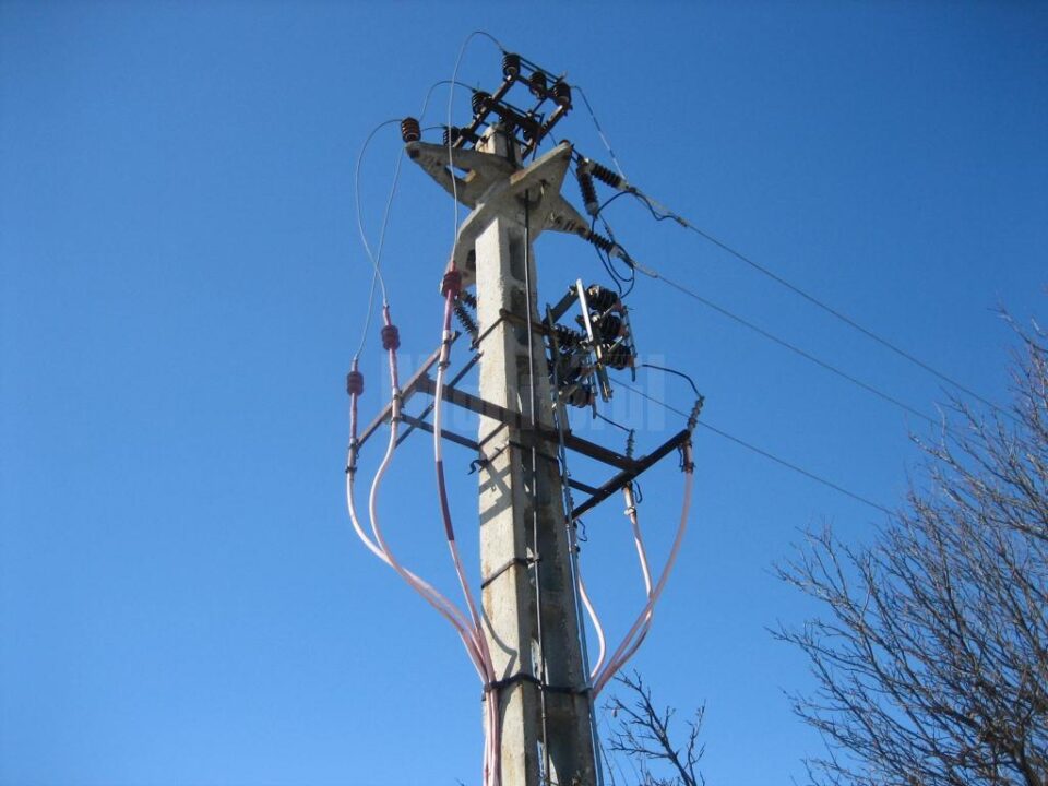 Trei localități sucevene sunt afectate de întreruperile de curent electric cauzate de furtuni