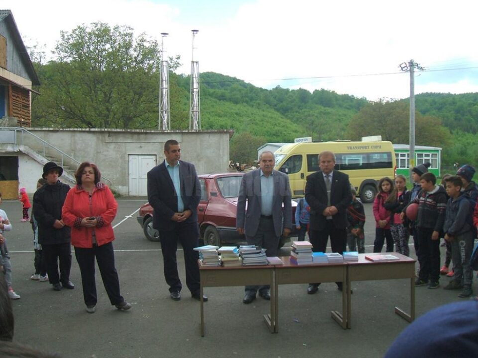 Donație de carte la Școala Gimnazială din Păltinoasa
