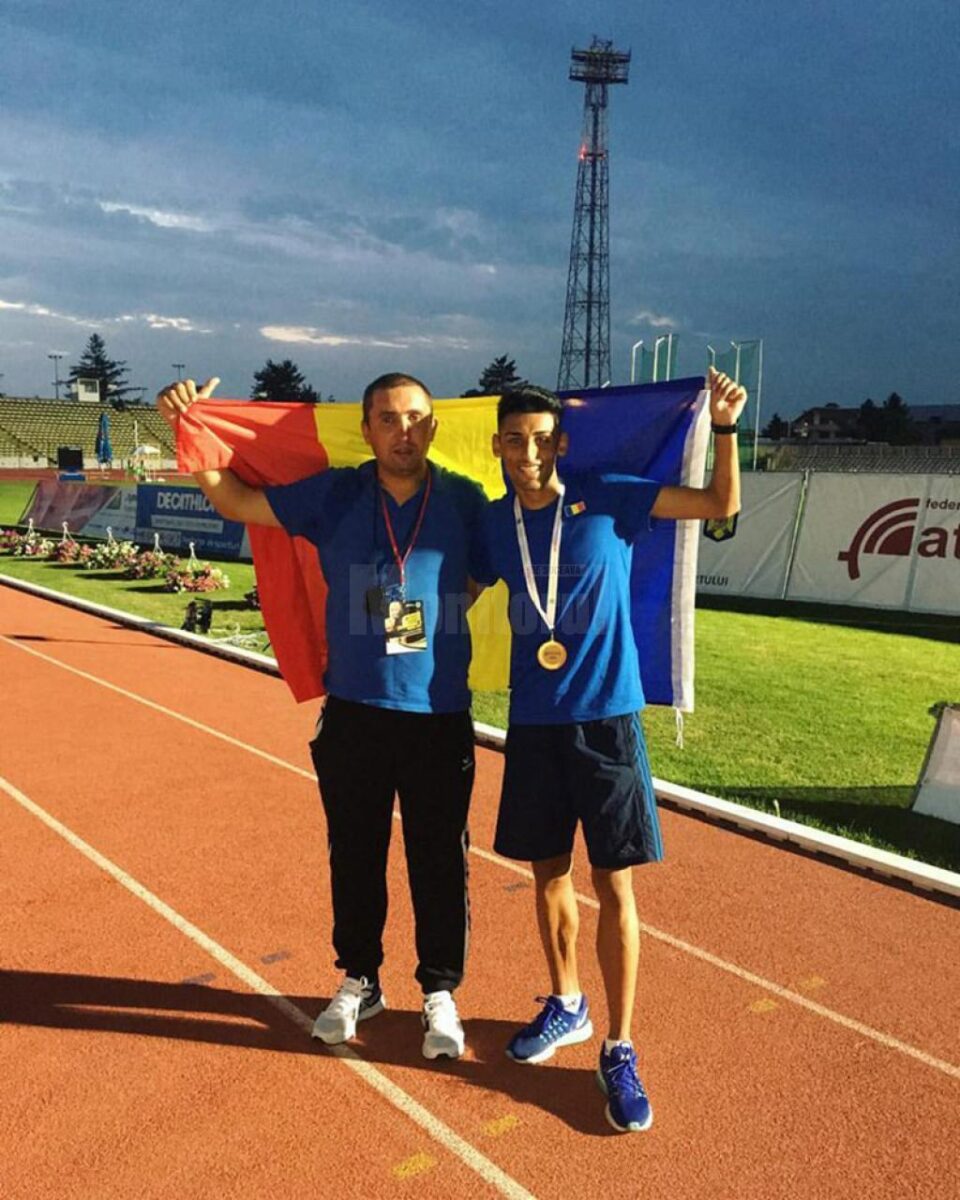 Proaspătul campion balcanic de juniori la 5.000 metri, Andrei Dorin Rusu, alături de antrenorul Cristian Prâsneac