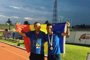 Proaspătul campion balcanic de juniori la 5.000 metri, Andrei Dorin Rusu, alături de antrenorul Cristian Prâsneac
