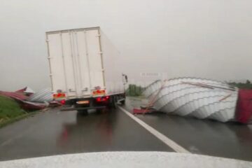 Acoperișul din lemn cu tablă a fost luat pe sus de vântul puternic și trântit pe drumul național