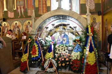 Urmași ai răzeșilor lui Ștefan cel Mare, din Moldova, Basarabia și Bucovina, au venit să se închine la mormântul voievodului de la Putna