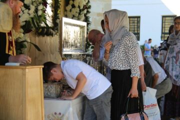 Urmași ai răzeșilor lui Ștefan cel Mare, din Moldova, Basarabia și Bucovina, au venit să se închine la mormântul voievodului de la Putna