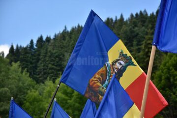 Urmași ai răzeșilor lui Ștefan cel Mare, din Moldova, Basarabia și Bucovina, au venit să se închine la mormântul voievodului de la Putna