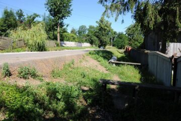 Nivelul drumului a crescut mult din cauză că nu s-au făcut lucrări de decopertare, iar unii localnici nu mai au acces la curte