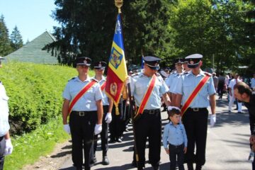 Urmași ai răzeșilor lui Ștefan cel Mare, din Moldova, Basarabia și Bucovina, au venit să se închine la mormântul voievodului de la Putna