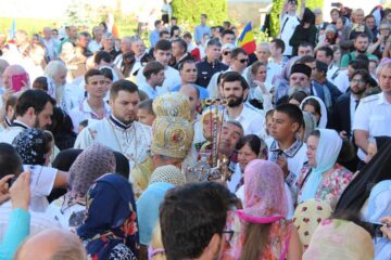 Urmași ai răzeșilor lui Ștefan cel Mare, din Moldova, Basarabia și Bucovina, au venit să se închine la mormântul voievodului de la Putna