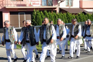 Urmași ai răzeșilor lui Ștefan cel Mare, din Moldova, Basarabia și Bucovina, au venit să se închine la mormântul voievodului de la Putna