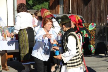Urmași ai răzeșilor lui Ștefan cel Mare, din Moldova, Basarabia și Bucovina, au venit să se închine la mormântul voievodului de la Putna
