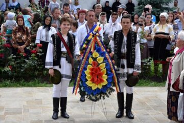 Urmași ai răzeșilor lui Ștefan cel Mare, din Moldova, Basarabia și Bucovina, au venit să se închine la mormântul voievodului de la Putna