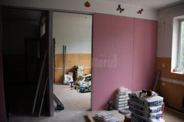 Ca să scape de chiriașii primăriei din căminul liceului, le-au tăiat electricitatea și apa