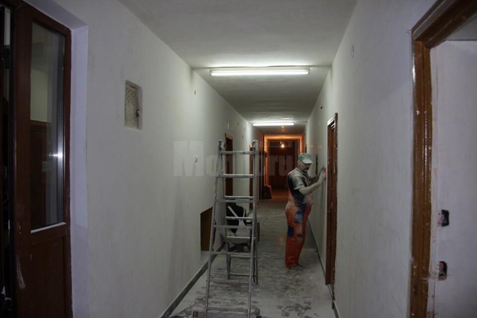 Muncitorii lucrează la igienizarea spațiilor comune