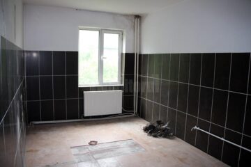 Ca să scape de chiriașii primăriei din căminul liceului, le-au tăiat electricitatea și apa
