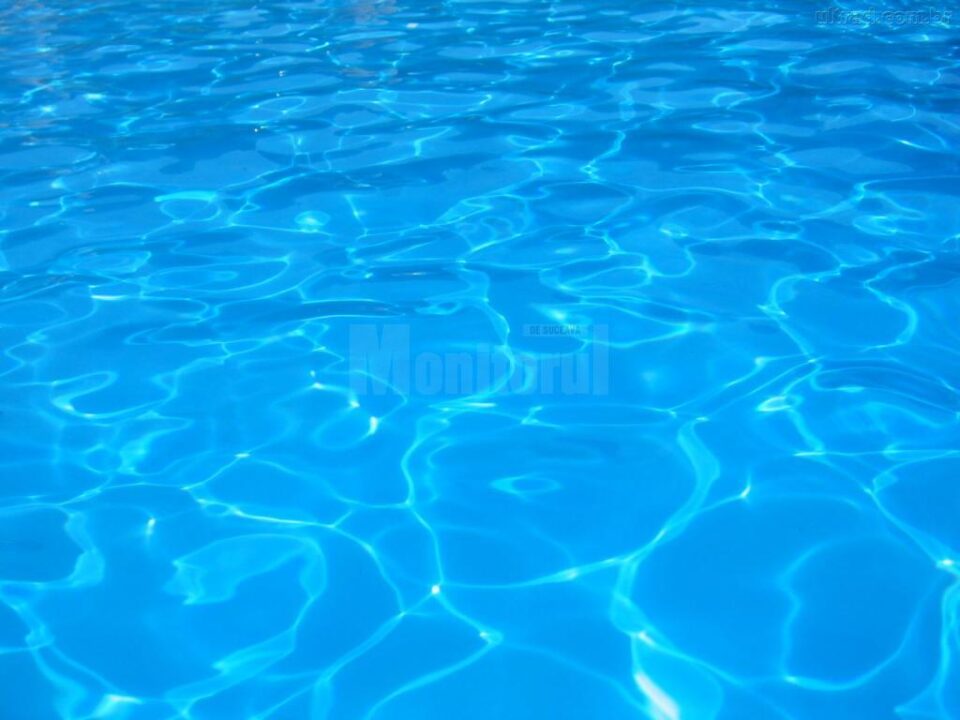 Mama acuză calitatea apei din piscină