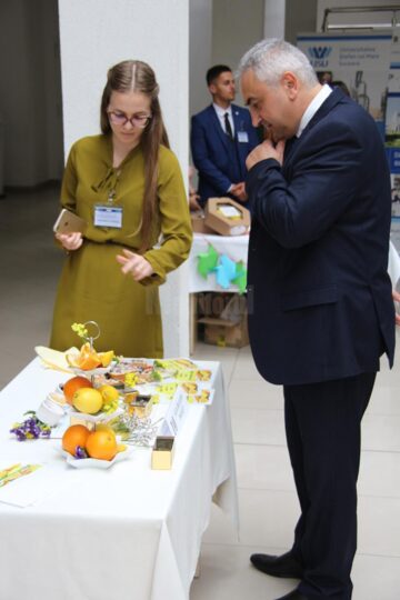 Rectorul Valentin Popa degustând produsele studenților