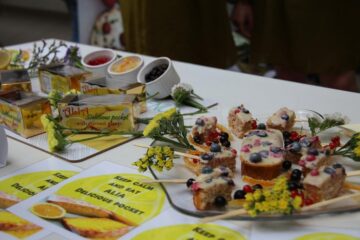Desert din făină de spelta și o glazură din coacăze roșii și negre propus de un echipaj al USV