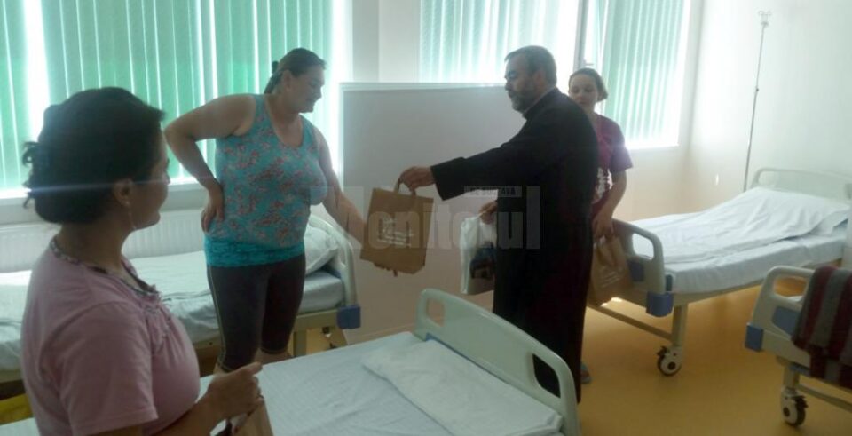 Preoții au împărțit tinerelor mame pachete