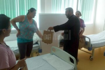 Preoții au împărțit tinerelor mame pachete