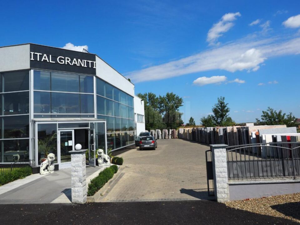 Sediul Ital Graniti, situat aproape de intrarea în Rădăuți, dinspre Suceava