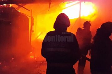 Un puternic incendiu a distrus anexele unei gospodării