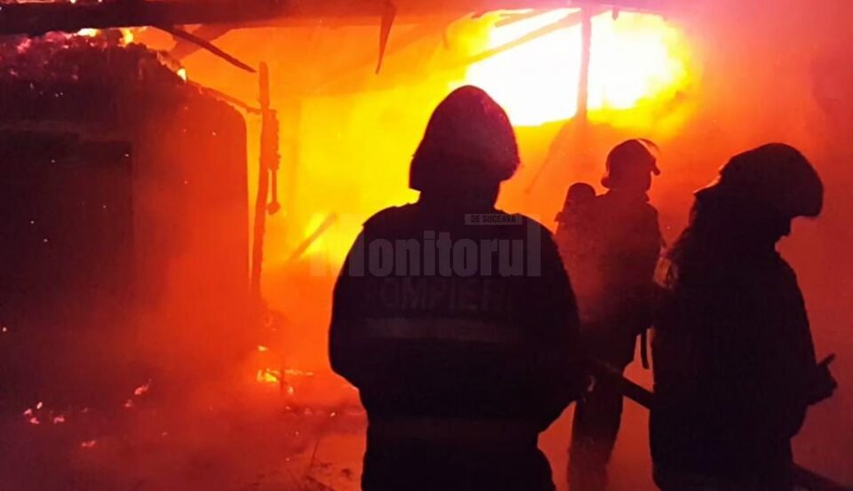 Un puternic incendiu a distrus anexele unei gospodării