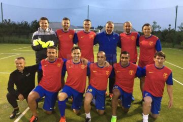 Daniel Bălan, primul din dreapta, pe rândul de jos, s-a arătat bucuros de revederea cu foștii săi colegi Daniel Bălan, primul din dreapta, pe rândul de jos, s-a arătat bucuros de revederea cu foștii săi colegi