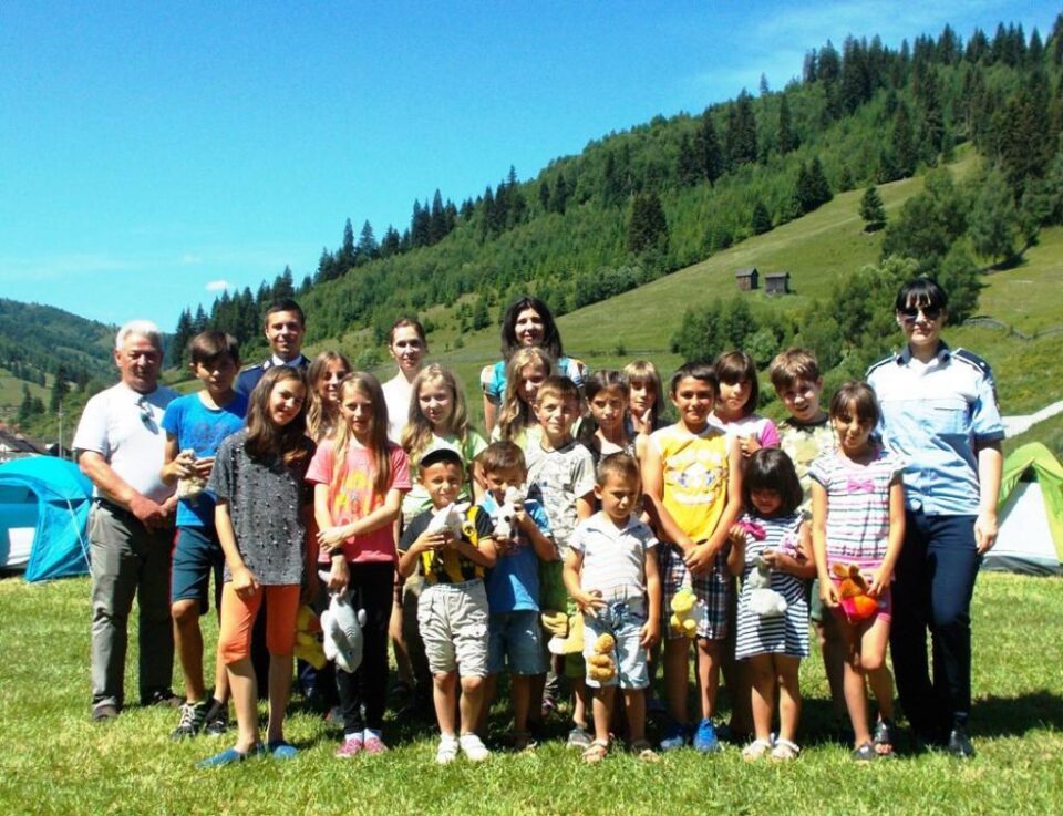 Polițiștii, alături de copii, în tabăra de la Fundu Moldovei