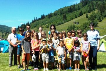 Polițiștii, alături de copii, în tabăra de la Fundu Moldovei