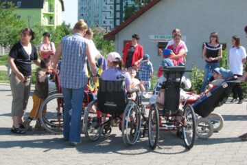 Copiii cu handicap grav nu vor mai fi puși pe drumuri, la comisiile de evaluare, până la 18 ani