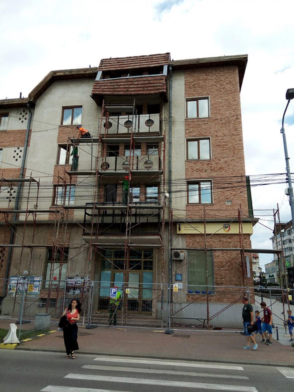 Primele schele pentru lucrările de renovare care vor urma au fost deja montate