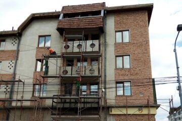 Primele schele pentru lucrările de renovare care vor urma au fost deja montate