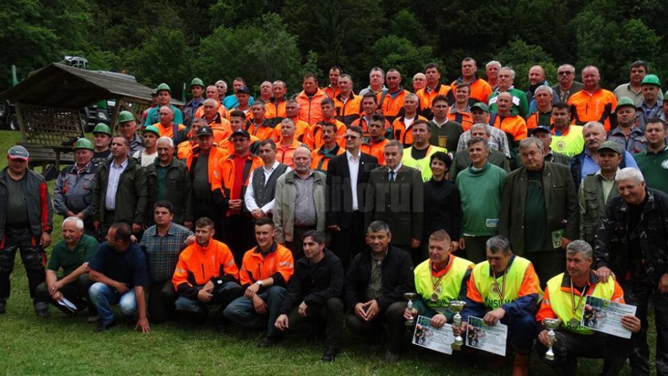 Participanții și organizatorii, împreună la finalul concursului "Cel mai bun fasonator", desfășurat în acest an la Mălini