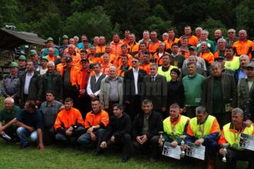 Participanții și organizatorii, împreună la finalul concursului "Cel mai bun fasonator", desfășurat în acest an la Mălini