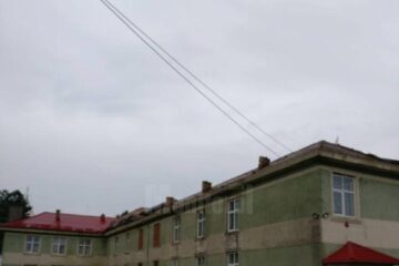 O rafală puternică de vânt a smuls acoperișul școlii din Vadu Moldovei