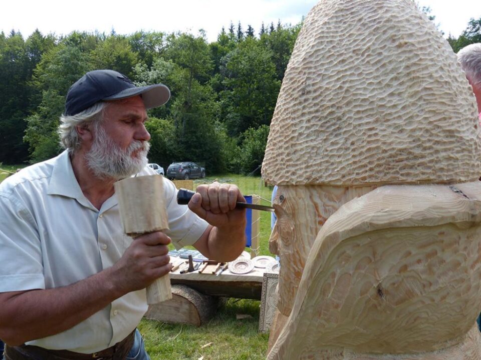 Dumitru Muruzuc, sculptorul moldovean care dă viață bradului sub forma eroului Guguță