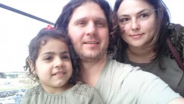 O fetiță în vârstă de 4 ani, abandonată de mamă, după ce a născut-o prematur, adoptată de o tânără familie de suceveni