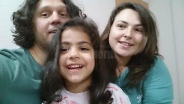 O fetiță în vârstă de 4 ani, abandonată de mamă, după ce a născut-o prematur, adoptată de o tânără familie de suceveni